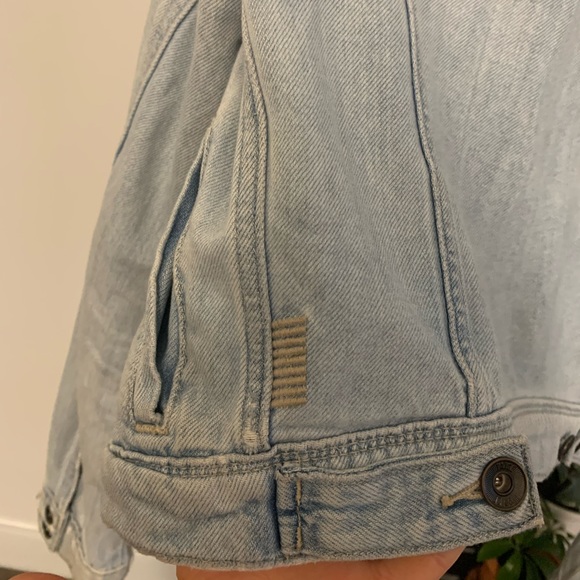 Page Distressed crop Jean jacket - Picture 8 of 9